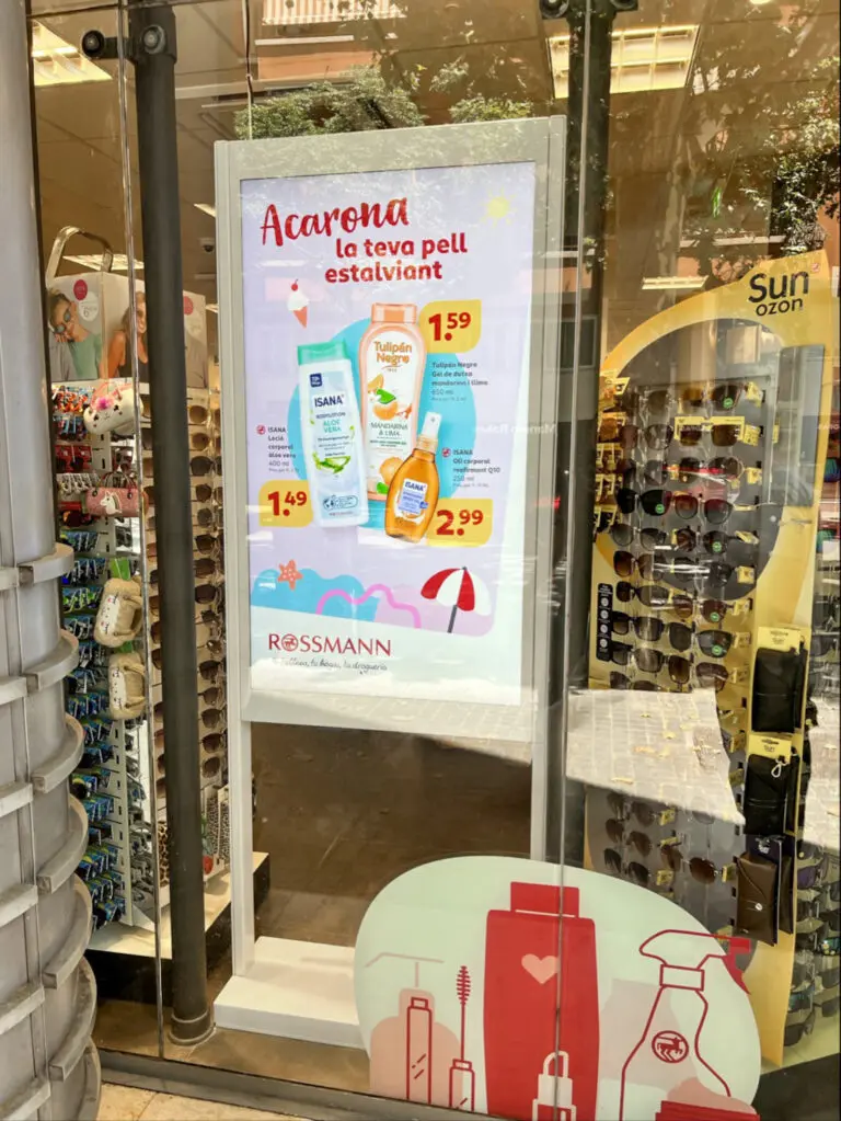 Rossmann Spain engages with passers-by even before they enter the store using Bütema’s digital signage solution. (Photo: Bütema)