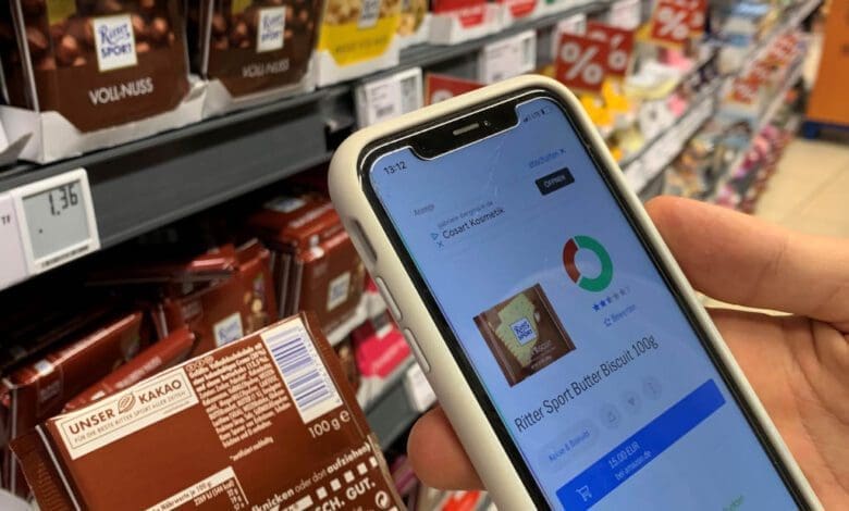 Ein Verbraucher scannt eine Tafel Schokolade am Regal im Egelsbacher Rewe-Center mit Codecheck. (Foto: Retail Optimiser)