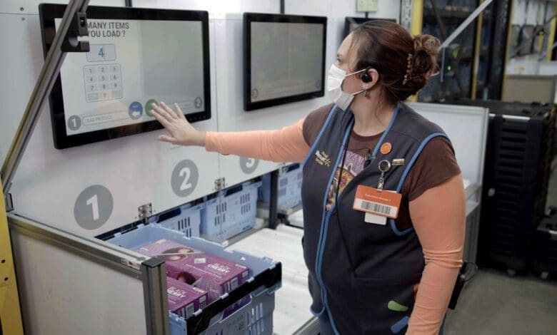 Im neuen Local Fulfillment Center kommissioniert eine Walmart Mitarbeiterin Ware für eine Kundenbestellung. Die Artikel werden vollautomatisch mittels Robotik zusammengestellt und zu ihrem Arbeitsplatz transportiert. (Foto: Walmart)