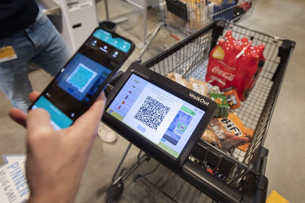Am Ende des Einkaufs muss der Kunde derzeit noch einen QR-Code scannen und dann am Self-Checkout-Terminal bezahlen. In Zukunft wird dies direkt am Touchscreen des intelligenten Einkaufswagens möglich sein. (Foto: Jumbo)