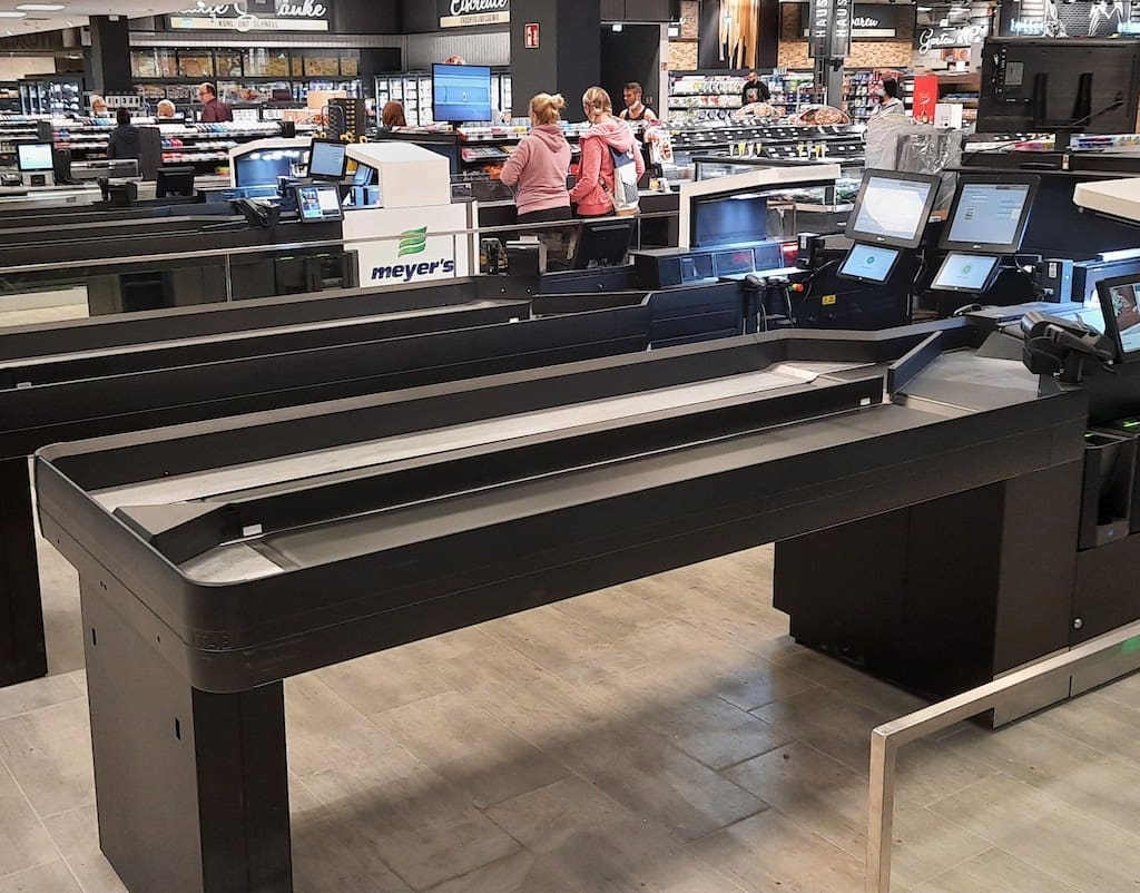 Der (teil-) automatisierte Itab ScanMate Kassentisch kommt auch im Edeka Markt im Freesen Center in Neumünster zum Einsatz und erlaubt schnelle Kassiervorgänge für jeweils zwei Kunden gleichzeitig. (Foto: Itab Germany GmbH)