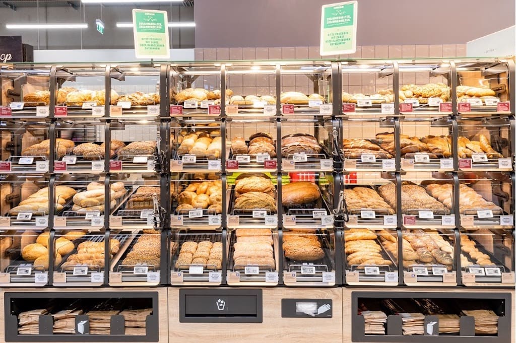 Das Selbstbedienungsregal des Merkur Backshops wird zum digitalen Smart-Shelf. Mit intelligenter Wägetechnik von Bizerba und KI steuert es den Nachschub und passt auch die Preise automatisch an. (Foto: Billa Merkur Österreich / Christian Dusek)