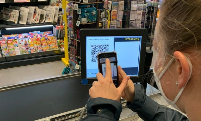 Without registering, the customer of an Edeka Nord store receives her eBon on her phone. (Photo: Retail Optimiser)