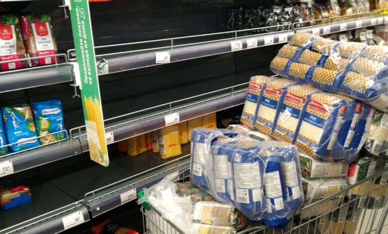 Hamsterkäufe wie hier in einem Supermarkt in Sankt Petersburg sind große Herausforderungen für die herkömmliche automatische Disposition. (Foto: via iStock)