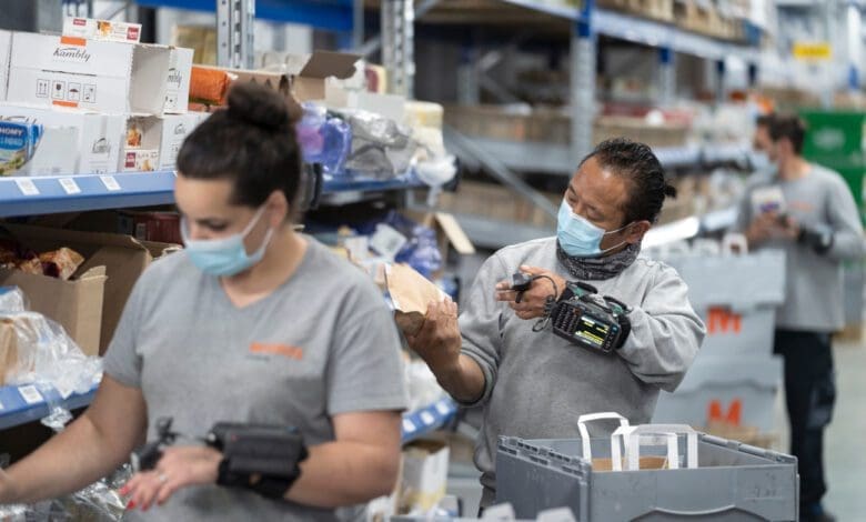 As here in the Pratteln distribution centre, Migros Online has had to deal with staff shortages because demand is concentrated on Fridays and Mondays. (Photo: Gaëtan Bally / Keystone)