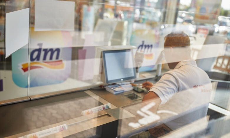 Bereits in mehr 1.000 dm Filialen sorgen Glory Cash-Recycling-Automaten für schnelle und sichere Bargeld-Verarbeitung im Kassenbüro. (Foto: dm Drogeriemarkt)