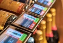 In den Stores von Spirits&Wine in Lettland kommen die Kunden am Regal an die gleichen Informationen wie im Online-Shop. (Foto: Vivid Tech)