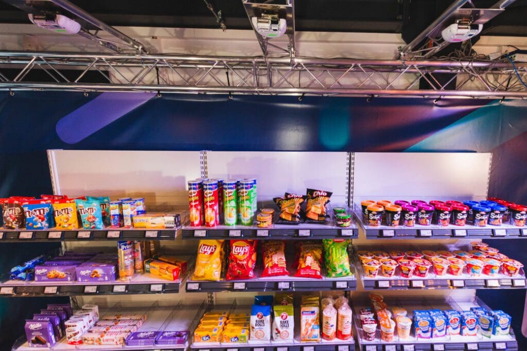 With the 3D LiDAR sensors on the ceiling and the Smart Space solution from Hitachi, the items are clearly assigned to the customer who takes them from the shelf. (Photo: GK)