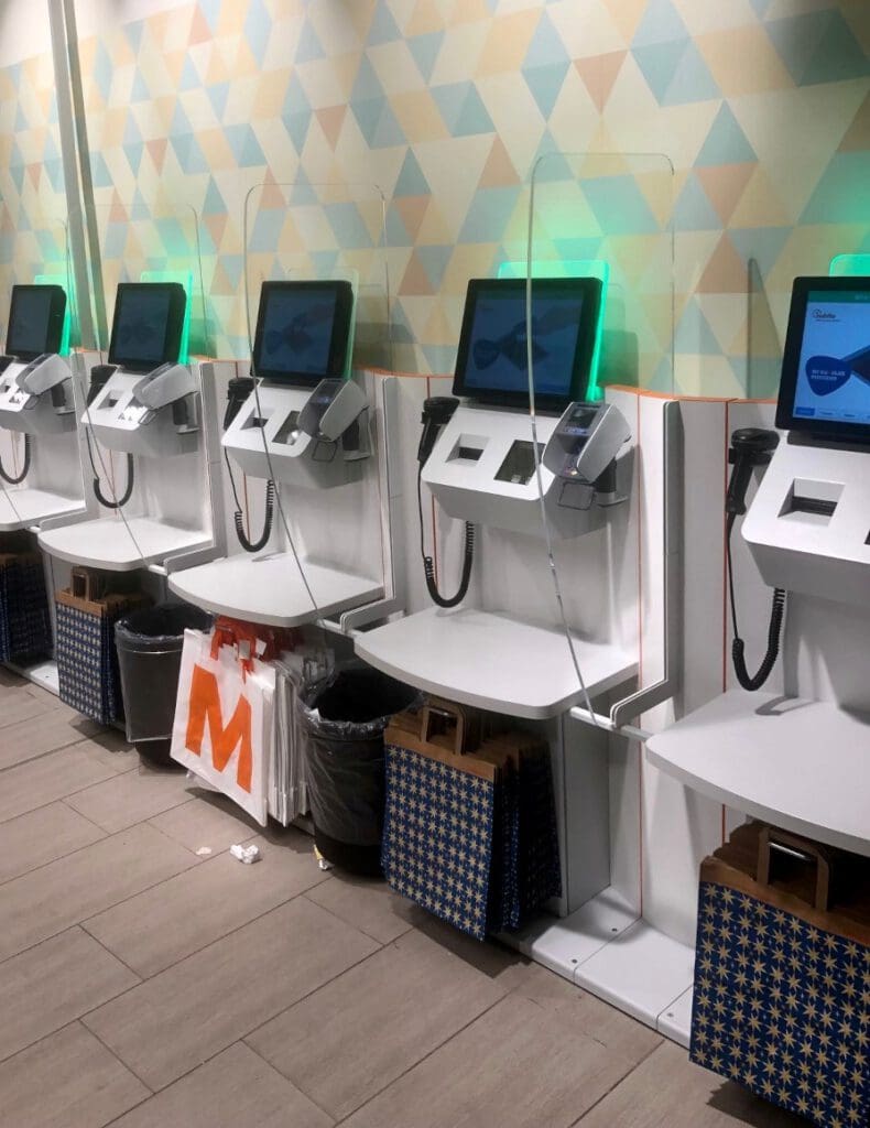 Voll integriert in alle Prozesse: Die Self-Checkouts, an denen Self-Scanning-Kunden auch bezahlen können. Hier in einem Migros Stores im Hauptbahnhof Zürich. (Foto: GK)