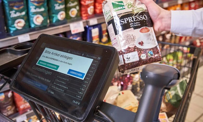 Der Smart Shopper bietet Kunden mit seinem großformatigen Display umfassende Informationen über den Einkauf. Noch erfasst der Käufer Artikel mit dem eingebauten Handscanner. Zukünftig wird dies eine Kamera übernehmen. (Foto: Edeka Südwest/Michael Bode)