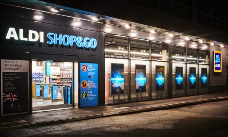 Große Info-Flächen am Eingang der neuen Aldi Shop&Go Test-Filiale in UK erklären, wie das Einkaufen im neuen High-Tech-Store funktioniert. (Foto: Aldi)