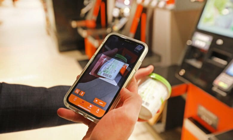 Mit der Fluxx-App gescannte Waren werden entweder an den bedienten Kassen oder an den Self-Checkout-Terminals bezahlt. (Foto: Tegut)