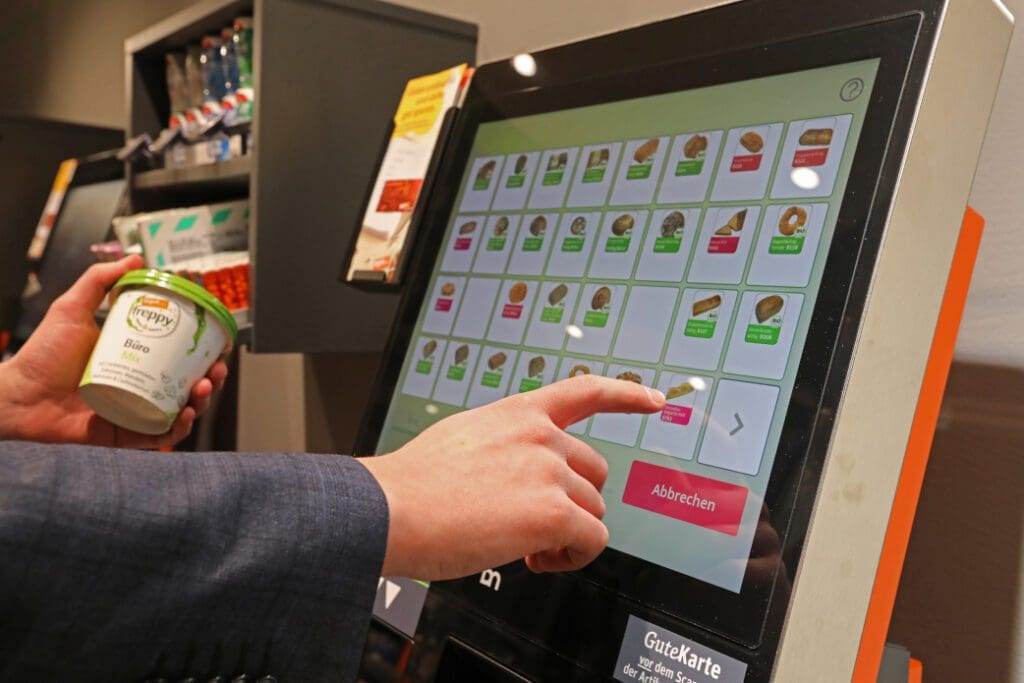 Goods scanned with the Fluxx app are paid for either at manned checkouts or at self-checkout terminals. (Photo: Tegut)