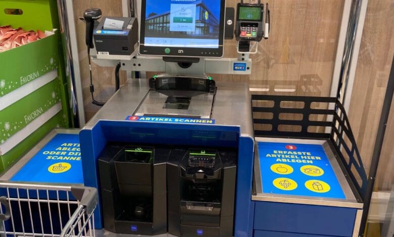 In der Lidl-Filiale in Bietigheim-Bissingen können Kunden bereits an den neuen Self-Checkouts mit Cash-Recyclern bezahlen, die der Discounter nun international einführen will. (Foto: Retail Optimiser)
