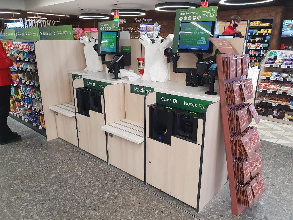 Auch an den Self-Checkout-Systemen bei Spar in Castlederg können Kunden mit Bargeld zahlen. (Foto: Glory)
