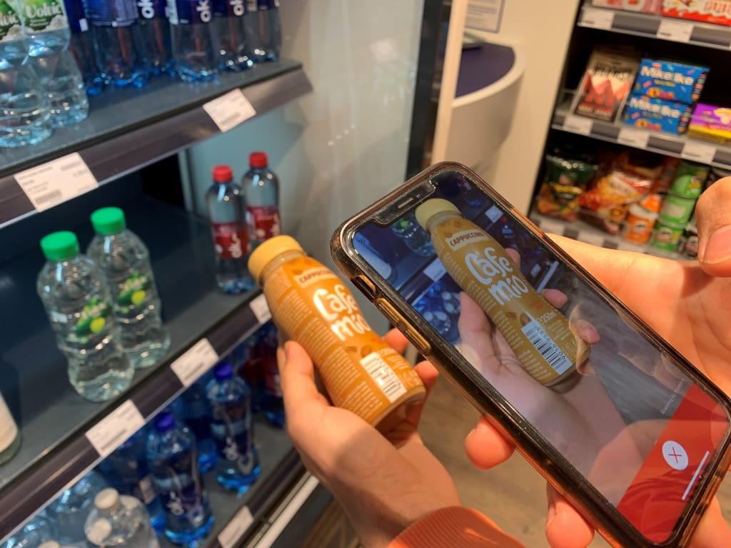 Kunden scannen Artikel im ServiceStore DB in Düsseldorf mit der 24/7 ServiceStore-App. (Bild: Retail Optimiser)