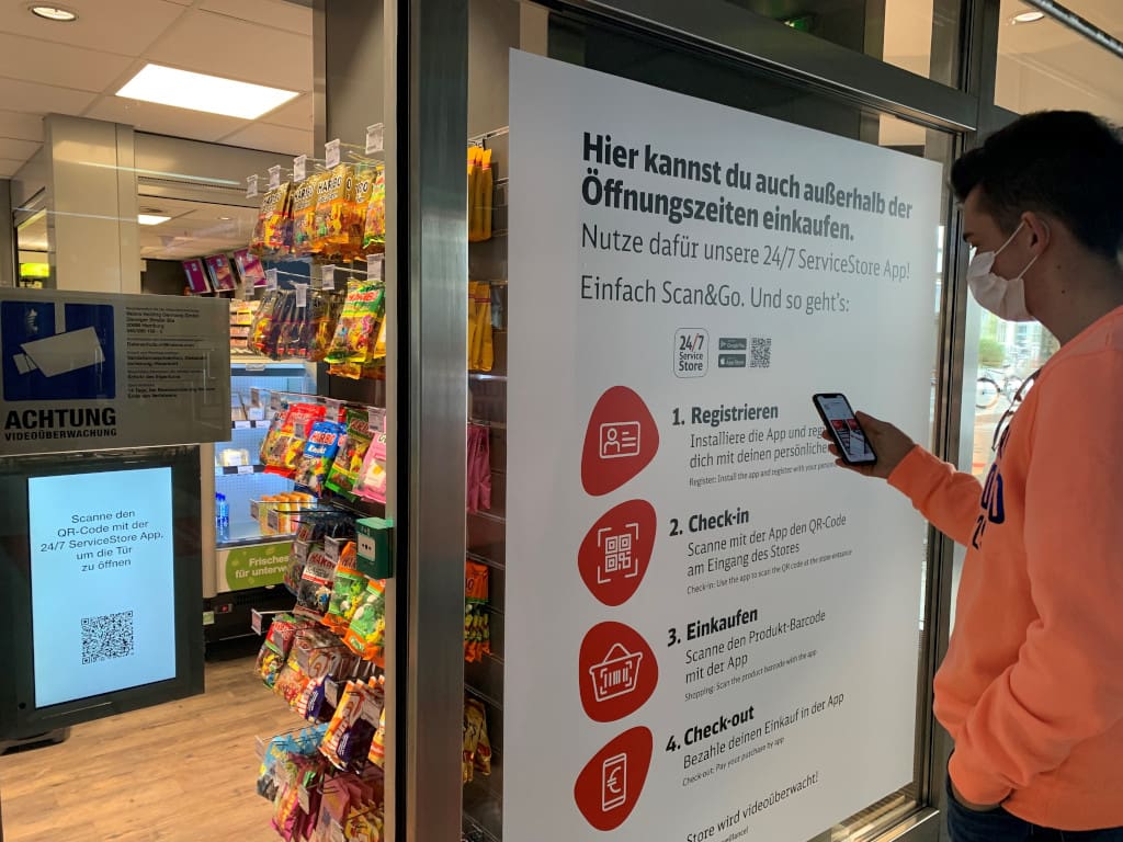 Auf einer großen Info-Fläche wird Shoppern am Eingang des Stores Schritt für Schritt erläutert, wie sie auch außerhalb der Öffnungszeiten einkaufen können. (Bild: Retail Optimiser)