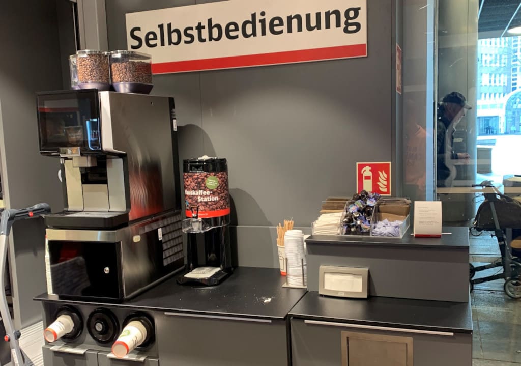 Die Kaffee-Station steht Kunden im ServiceStore DB in Düsseldorf rund um die Uhr zu Verfügung. (Bild: Retail Optimiser)