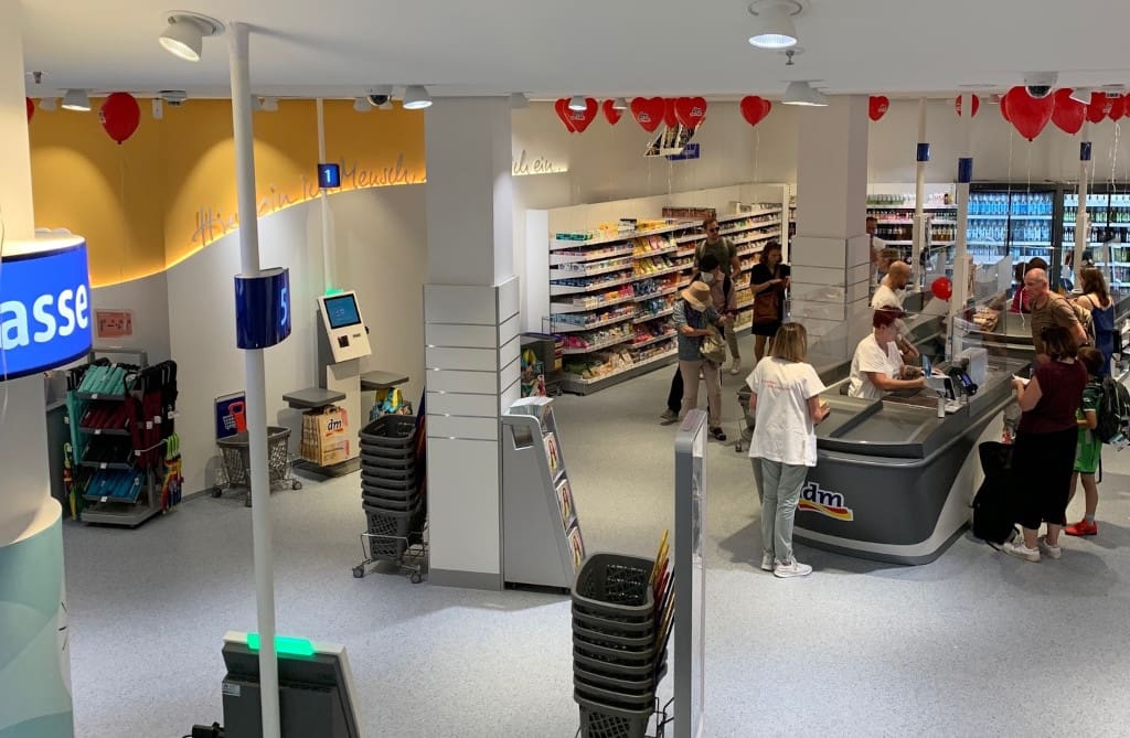 Kunden haben beim Check-Out in der dm-Filiale in Frankfurt die Wahl zwischen drei traditionellen Kassen und vier SB-Kassen. (Foto: Retail Optimiser)