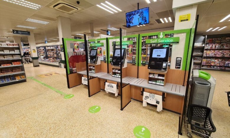 An den SCOs in fünf Co-op Märkten in Manchester erkennt KI-basierte Software, ob Kunden zum Einkauf altersbeschränkter Produkte berechtigt sind. (Foto: Diebold Nixdorf)