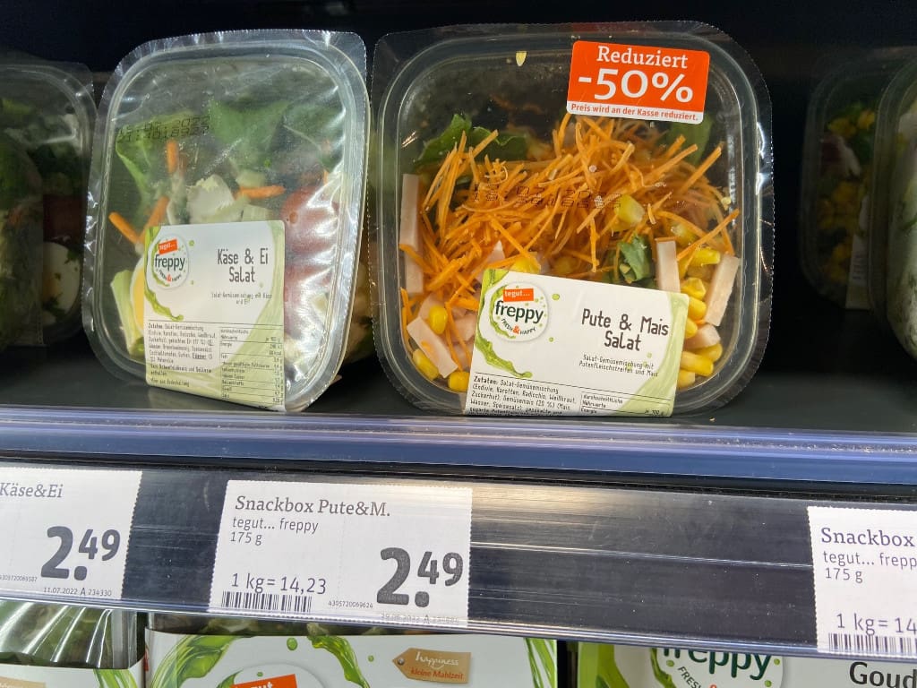 At Tegut, a 50 percent sticker is used for price reduction on a private label product from the fresh produce section. (Photo: Retail Optimiser)