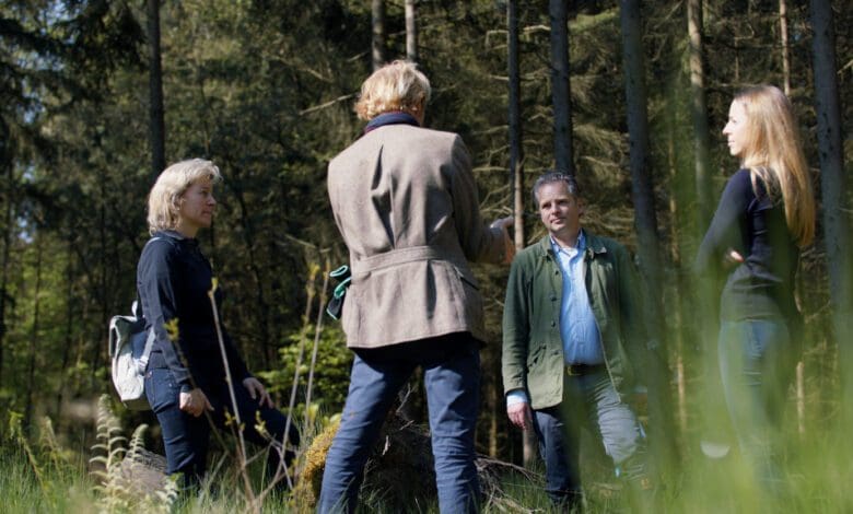 Forstwirt Hans Ludwig Körner bespricht mit Mitarbeitern der BayWa AG die Baumpflanzung im Rahmen eines Combayn-Projektes. (Foto: BayWa)