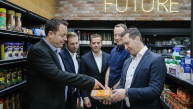Trigo's Co-founder Michael Gabay (front left) shows Aldi Nord's Chief Technology Officer, Sinanudin Omerhodzic (front right) not only cornflakes packs at Trigo Headquarter. (Photo: Aldi Nord)