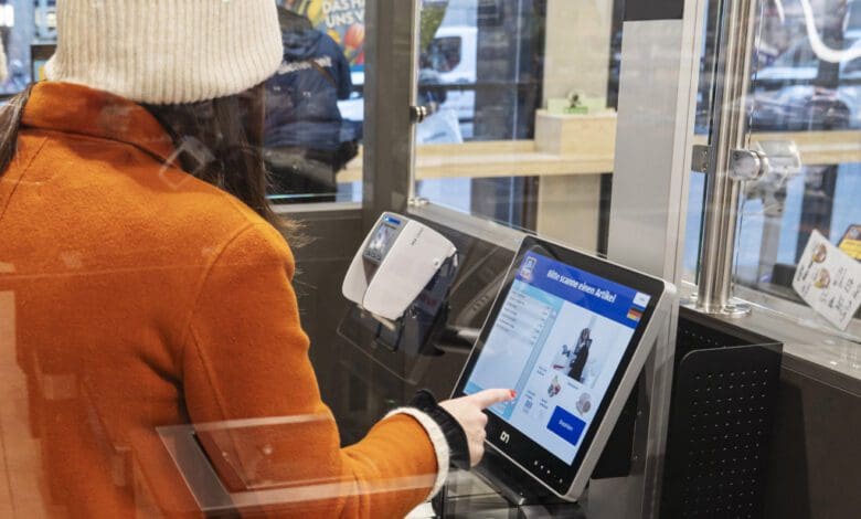 Aldi Süd bringt Self-Checkouts von Diebold Nixdorf in ausgewählte Filialen (Foto: Aldi Süd).