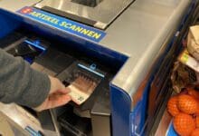 Bargeldannahme mit einem Cash-Recycler von Glory am Lidl Self-Checkout. (Foto: Retail Optimiser)