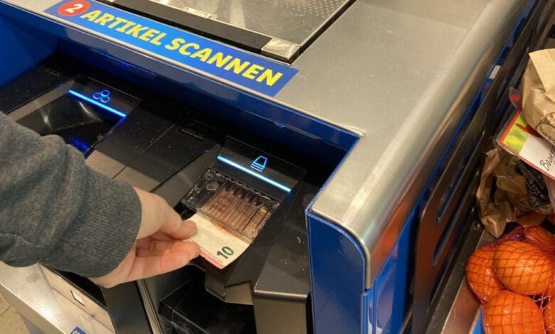 Cash acceptance with a Glory cash recycler at a Lidl self-checkout. (Photo: Retail Optimiser)