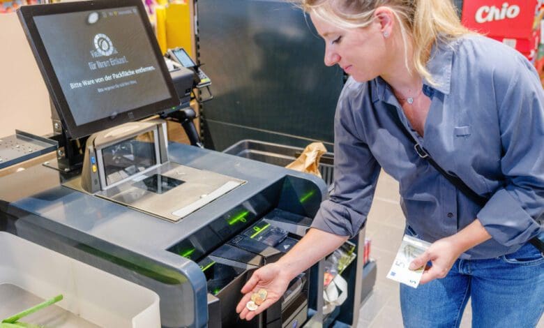Self-checkout with cash recycling solution at Edeka Albrecht in Bornheim (Photo: Glory)