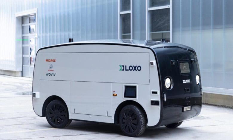 With the electrically powered delivery vehicle from Loxo, Migros delivers Schindler employees. (Photo: Migros)