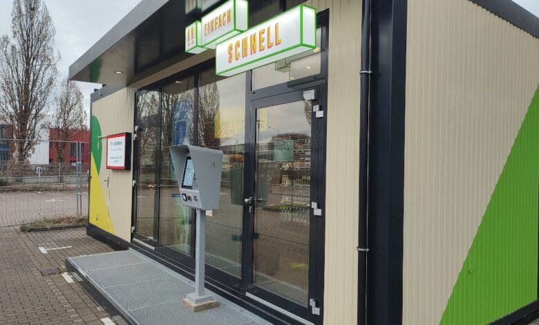 Die Rewe-Tochter Lekkerland hat heute einen autonomen Container Store als Test nur für ihre Mitarbeiter auf dem eigenen Betriebsgelände in Frechen in Betrieb genommen. (Foto: Lekkerland)