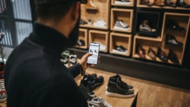 Retailers want to design their processes in a way that customers have a seamless shopping experience across all touchpoints with their company. (Photo: Nikola Stojadinovic via iStock)