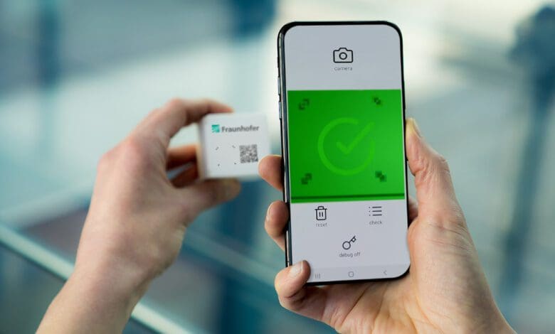 Im Projekt SmartID entsteht ein Kennzeichnungssystem, mit dem Produkte per Smartphone eindeutig verifiziert und authentifiziert werden können. (Foto: Fraunhofer IAP)