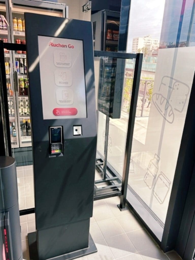 Shopper präsentieren ihre herkömmlichen Bankkarte und registrieren ihre Telefonnummer am Eingangs-Terminal (Foto: Auchan Polska)