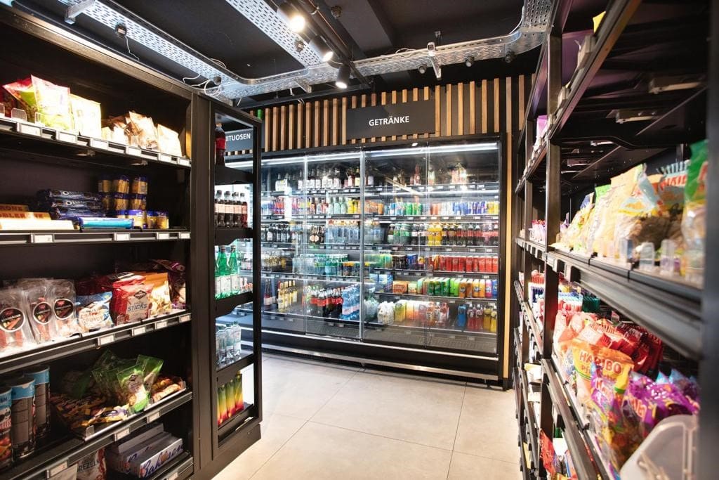 With the help of cameras on the ceiling and weight sensors in the shelves, the movement of goods is tracked AI-based by the technology partner Walkout Technologies. (Photo: Kübler GmbH & Co. KG)
