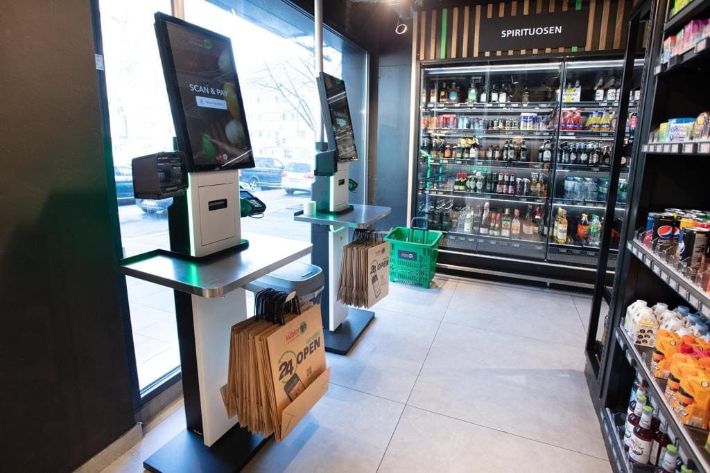Shopper kontrollieren und bezahlen ihren scanless erfassten Warenkorb an den Pan Oston-Terminals. (Foto: Kübler GmbH & Co. KG)