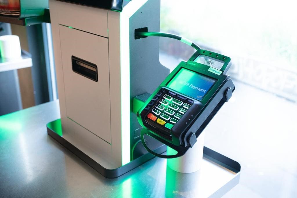 Bank card, Apple or Google Pay are accepted as means of payment at the check-out terminal in the Kübler Go-Store. (Photo: Kübler GmbH & Co. KG)