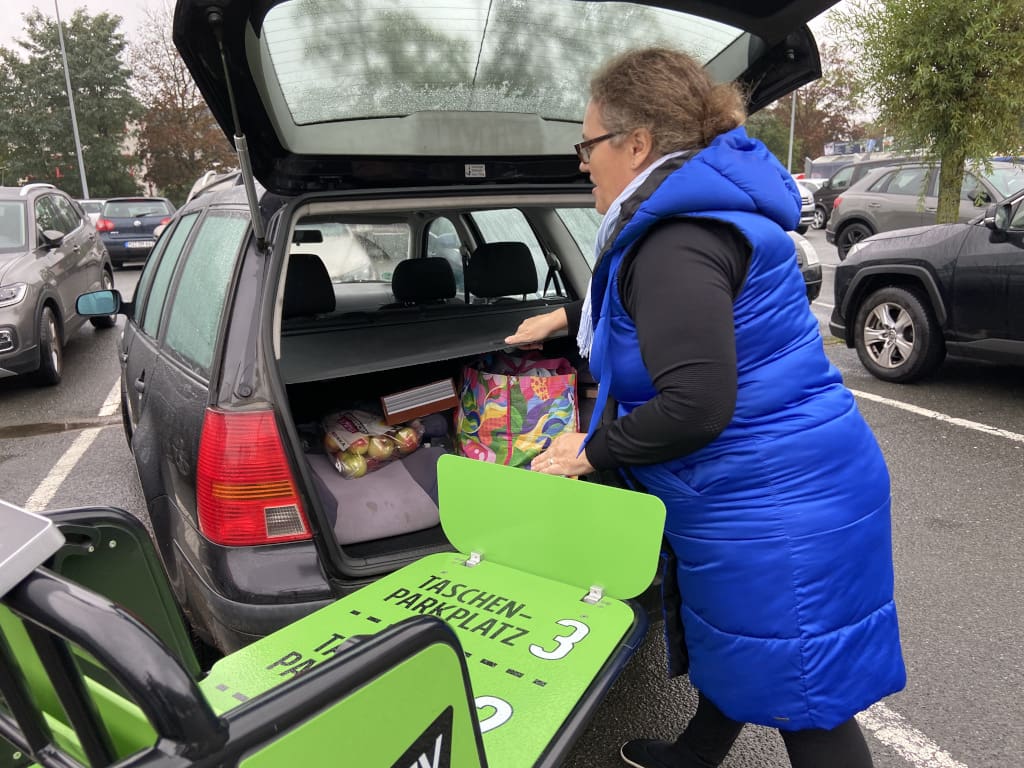 Marktkauf Espelkamp: A customer can load her shopping bag directly into the boot without having to lift it.