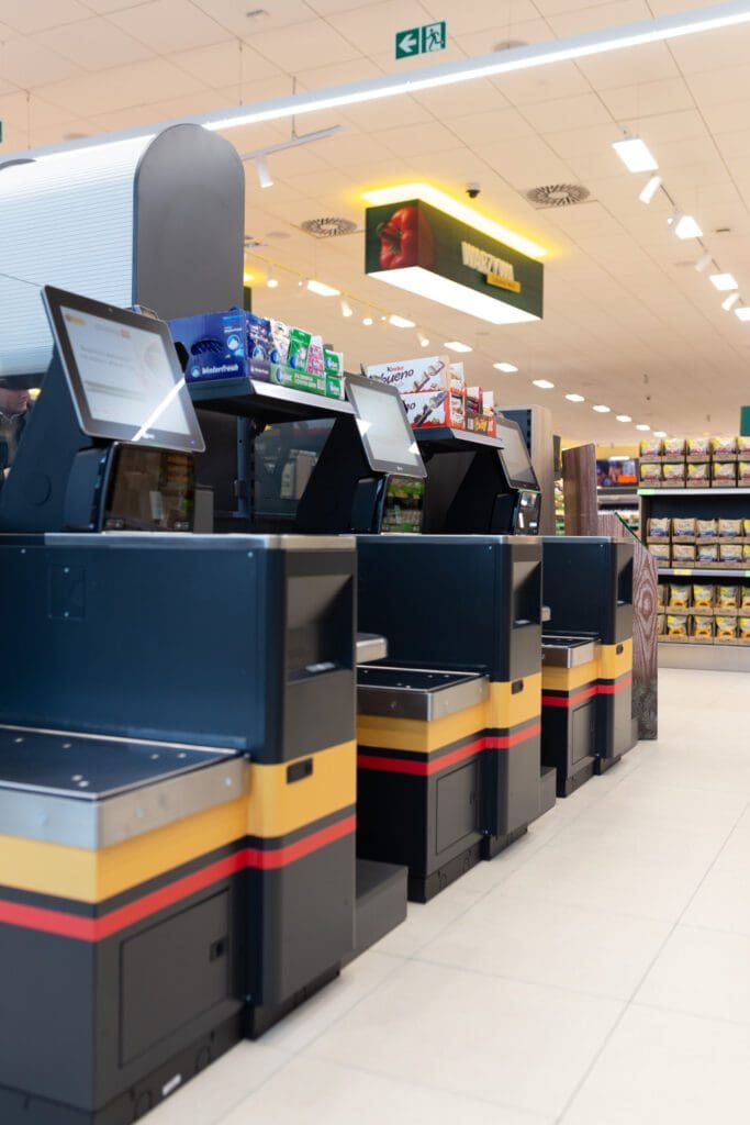 A unified approach: the self-checkouts from NCR Voyix match Biedronka's corporate colours and fit in with the retailer's design concept (Photo: Biedronka)
