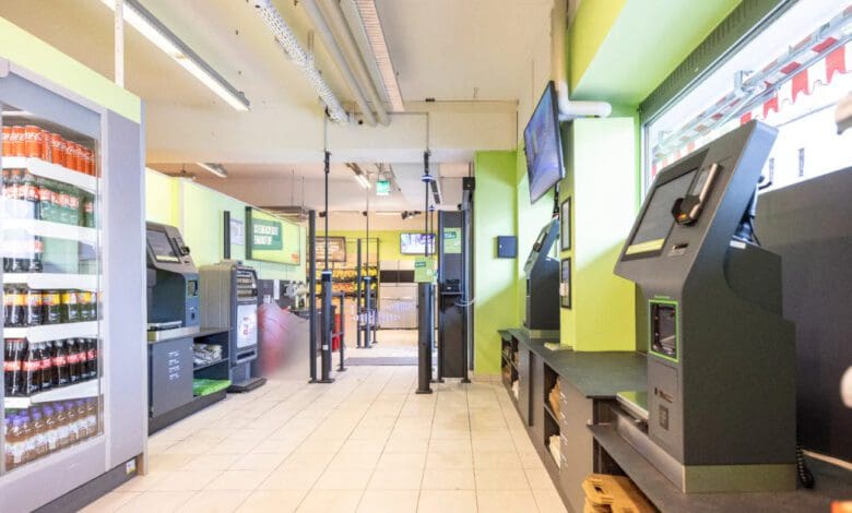 Feneberg is testing an unstaffed mini-store in Oberstaufen that is equipped with self-checkout terminals from Pyramid. (Photo: Wanzl)