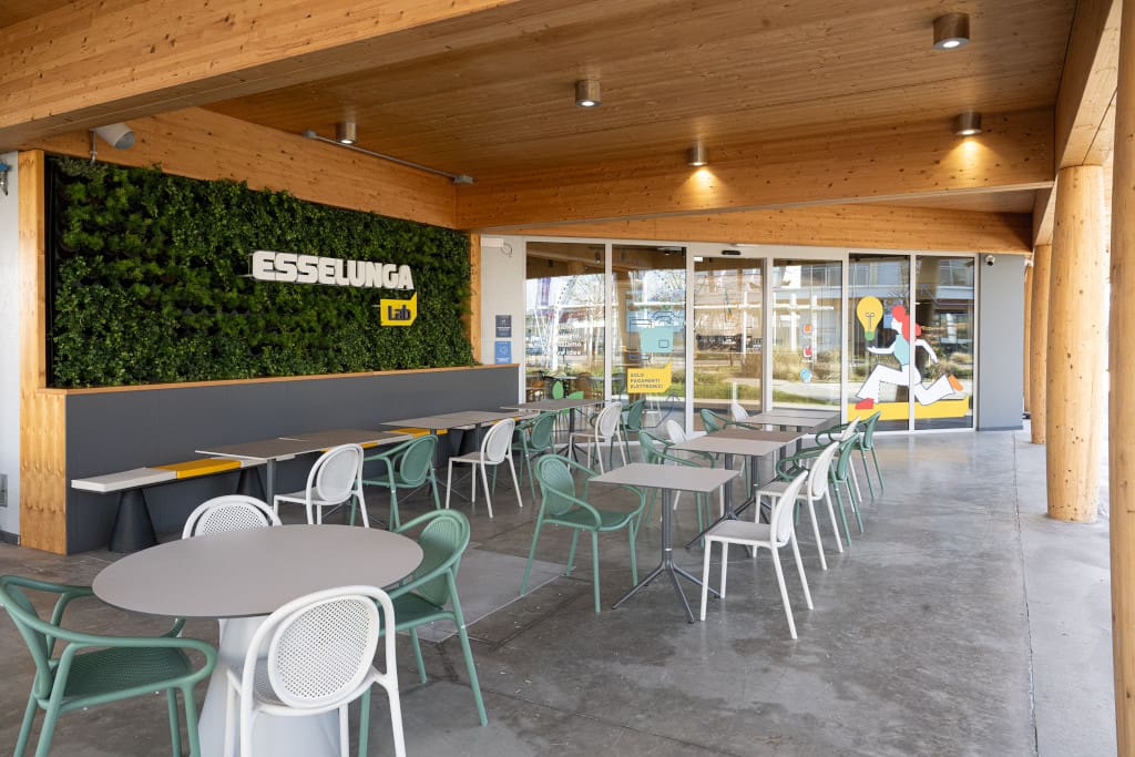 Das Esselunga Lab bietet seinen Gästen Sitzplätze im Lounge-Bereich auf der Terrasse. (Foto: Esselunga)