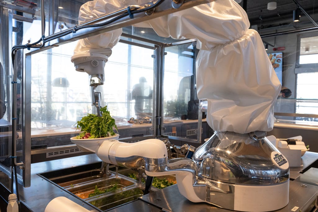 In der Cafeteria des Retail-Labs stellt ein Roboter des Startups Dexai Robotics Salat-Kreationen vor den Augen der Gäste zusammen. (Foto: Esselunga)