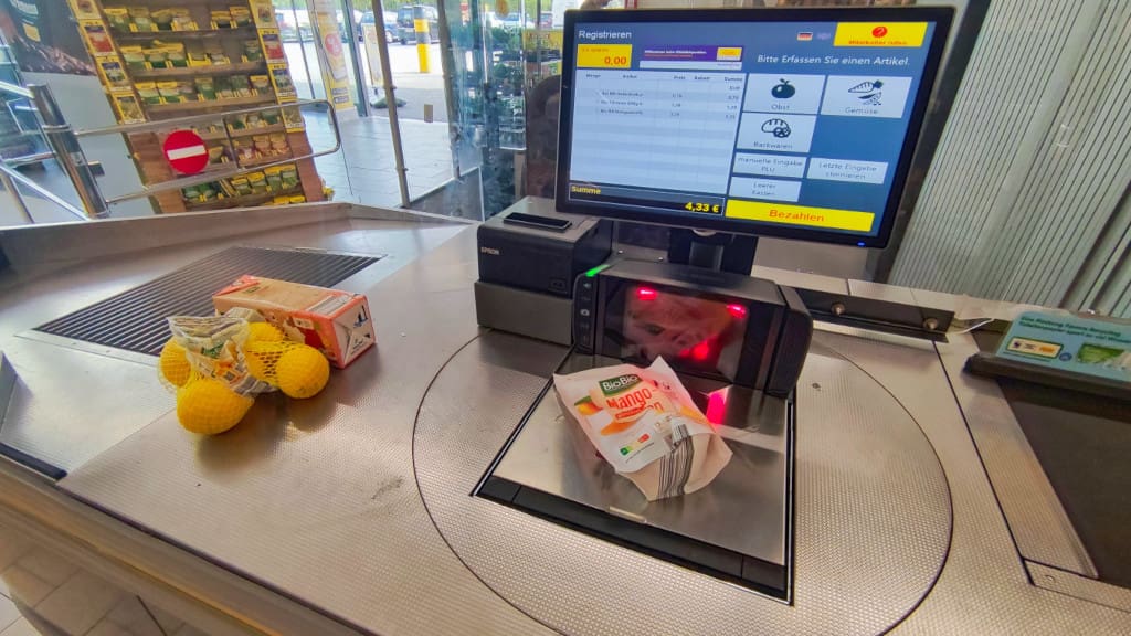 Netto's hybrid checkout has a screen, scanner and printer mounted on a turntable that can be rotated 180 degrees towards the customer. (Photo: Peer Schader / Supermarktblog)