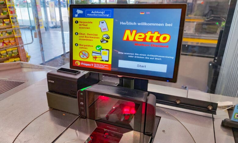 Netto testet in einigen Filialen Hybridkassen, die mit einem Dreh sowohl als reguläre Kassen wie auch als Selbstbedienungskassen eingesetzt werden können. (Foto: Peer Schader / Supermarktblog)