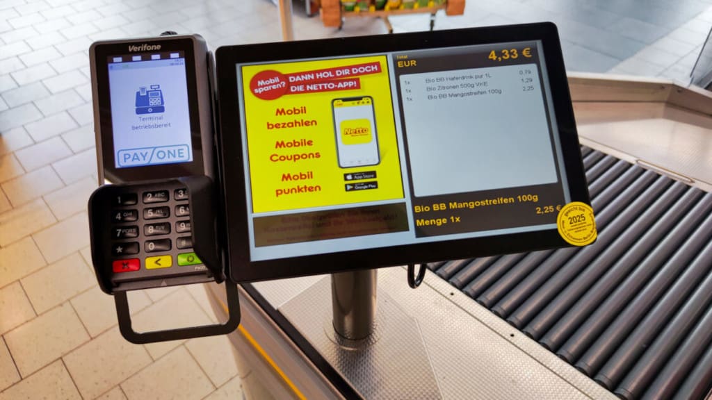 At the end of the checkout counter is a second display on which the scanned products are shown again. Customers can only make cashless payments at the card terminal and can also opt for a digital receipt. (Photo: Peer Schader / Supermarktblog)