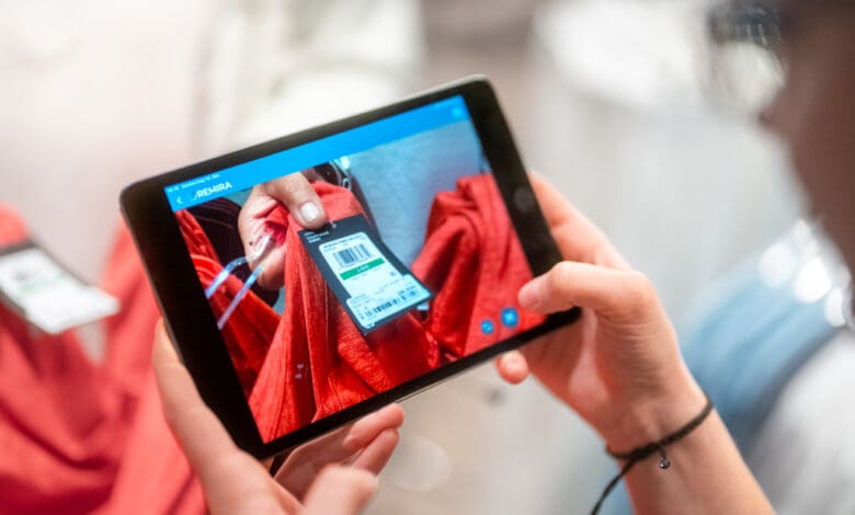 Mit der neuen Lösung von Remira können Mitarbeiter bei Intersport Krumholz den Kassiervorgang per Smartphone oder Tablet auf der Verkaufsfläche abwickeln. (Foto: Remira)