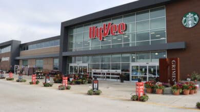 Hy-Vee updates prices and product information in real time with digital solutions from VusionGroup. (Photo: VusionGroup)