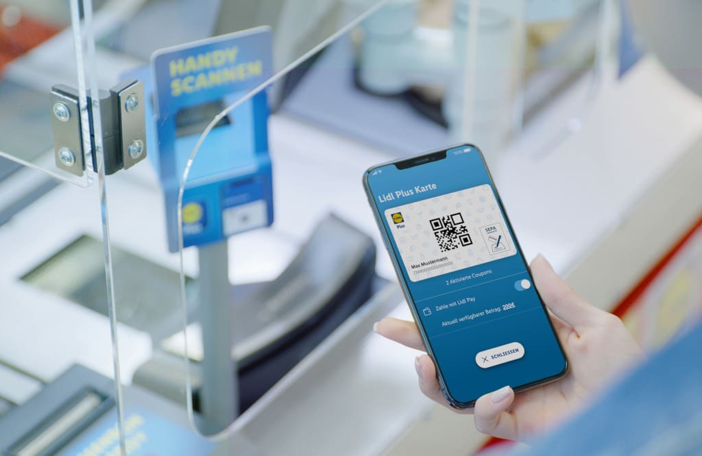 Kunden scannen den Code ihrer Lidl-Plus-App an der Kasse, um personalisierte Coupons einzulösen (Foto: Lidl)